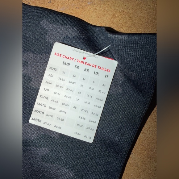 SPANX Look At Me Now EcoCare Seamless Black Camo Cropped Leggings Womens Sz S - Picture 4 of 5